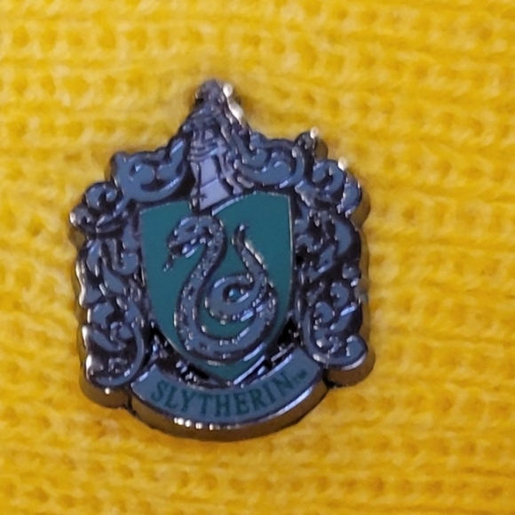 Harry Potter Wizarding World of Harry Potter Scarf with Pins - Picture 7 of 8